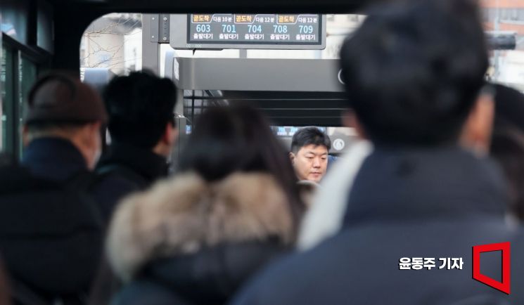 "버스파업 몰랐어요" 출근길 혼란…노사 '통상임금' 평행선(종합)