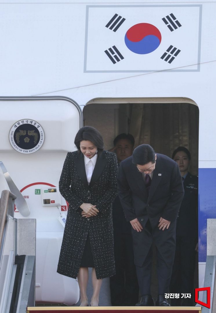 [포토] 출국에 앞서 인사하는 이재명 대통령
