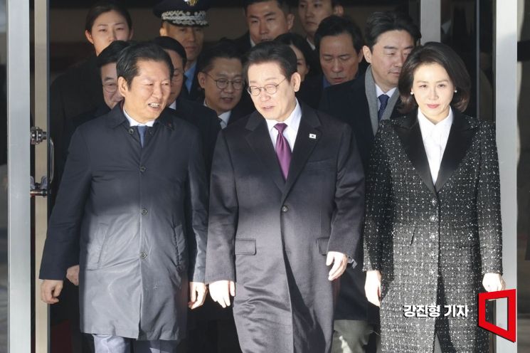 [포토] 사나에 일본 총리와 정상회담 앞둔 이재명 대통령 출국