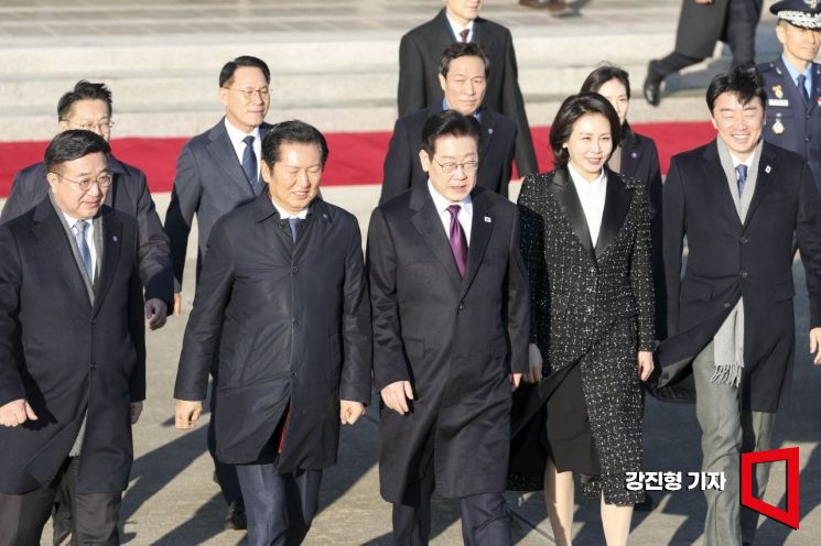 [포토] 전용기로 이동하는 이재명 대통령
