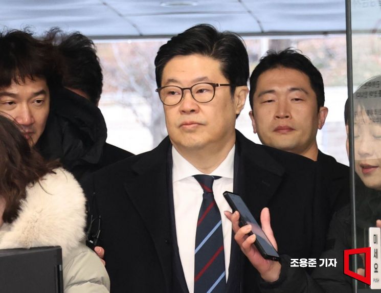 [포토] 영장실질심사 출석하는 김병주 MBK파트너스 회장