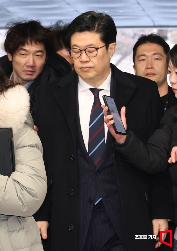 [포토] 법원청사 들어서는 김병주 MBK파트너스 회장