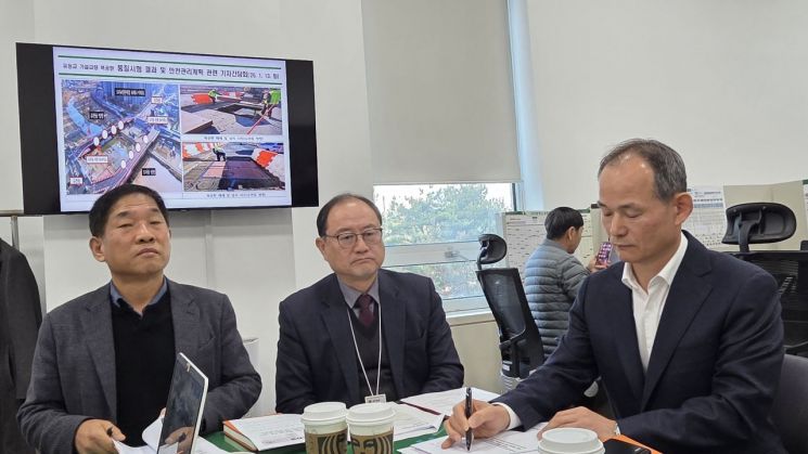 전일홍 대전시 건설관리본부장이 13일 시청 기자실에서 유등교 가설교량 복공판 품질시험 결과 및 안전관리계획 관련 기자간담회를 열고 있다.(사진=모석봉 기자)
