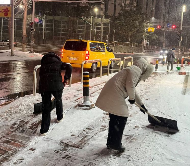 구리시, 민·관 합동 밤샘 제설 작업 총력…‘안전한 출근길’ 열었다