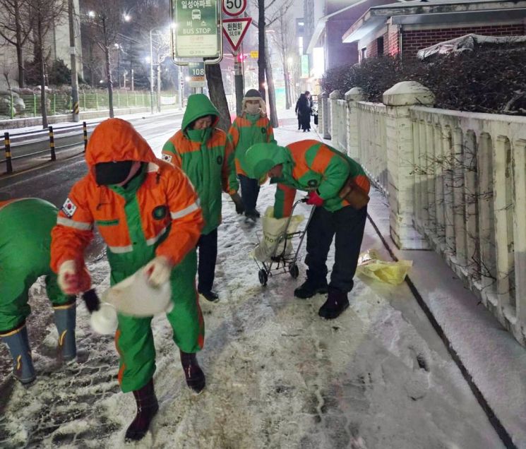 구리시, 민·관 합동 밤샘 제설 작업 총력…‘안전한 출근길’ 열었다