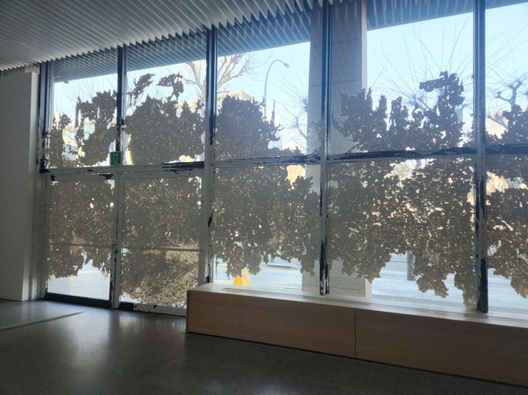 회사 로비에 울린 고주파 신호…젊은 작가 3인의 'VHS'展