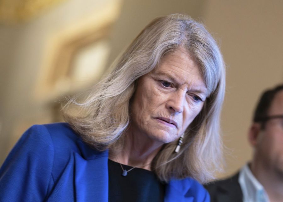 톰 틸리스 공화당 상원의원과 리사 머코스키 공화당 상원의원. AP연합뉴스