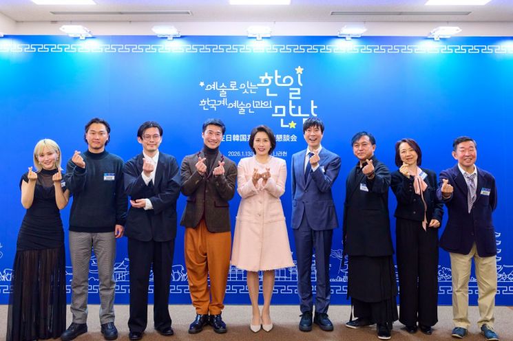 재일 한국계 예술인 만난 金여사, 직접 만든 '송화다식' 등 전통 한과 나눠