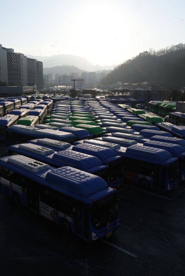 서울 시내버스 파업 끝낼까…노사, 내일 다시 협상