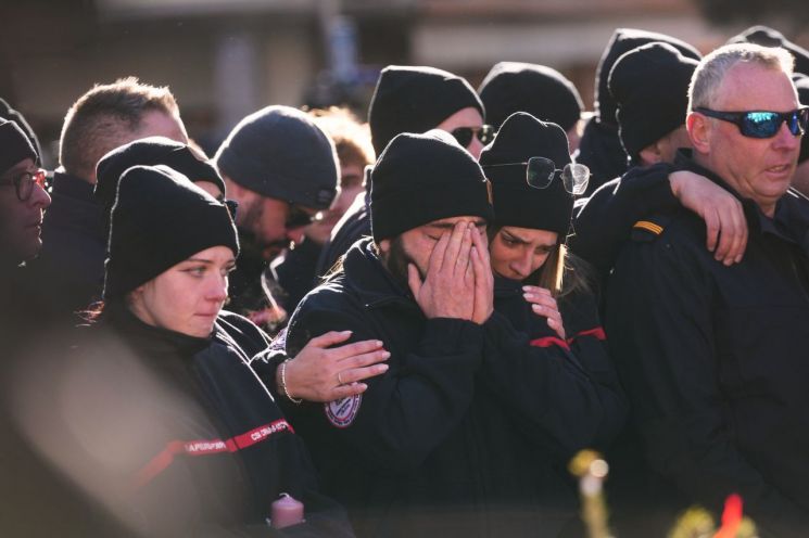 "40명 사망했는데 화상 입고 스키 탔다니" 프랑스 주간지 만평 뭇매