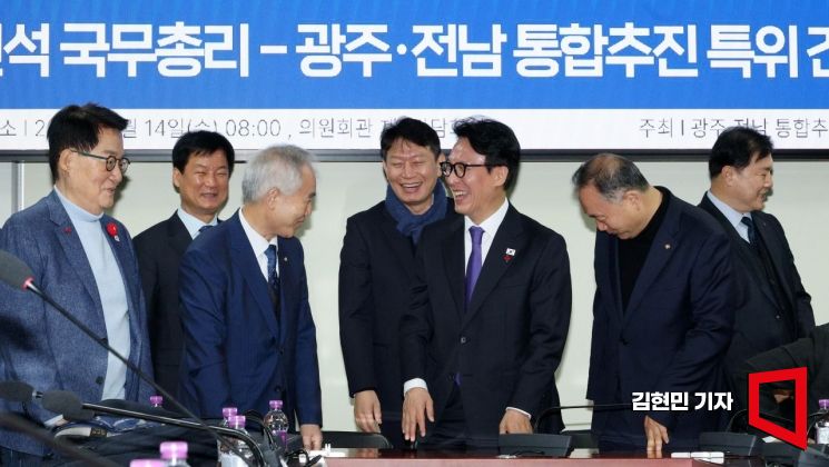 [포토] 광주·전남 의원들과 인사하는 김민석 총리