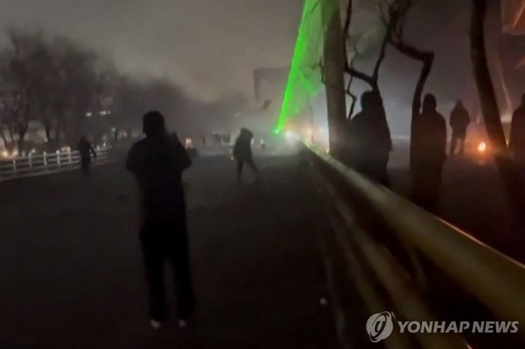 히잡→담뱃불, 이란 반정부 시위 격화…신권정치 무너지나