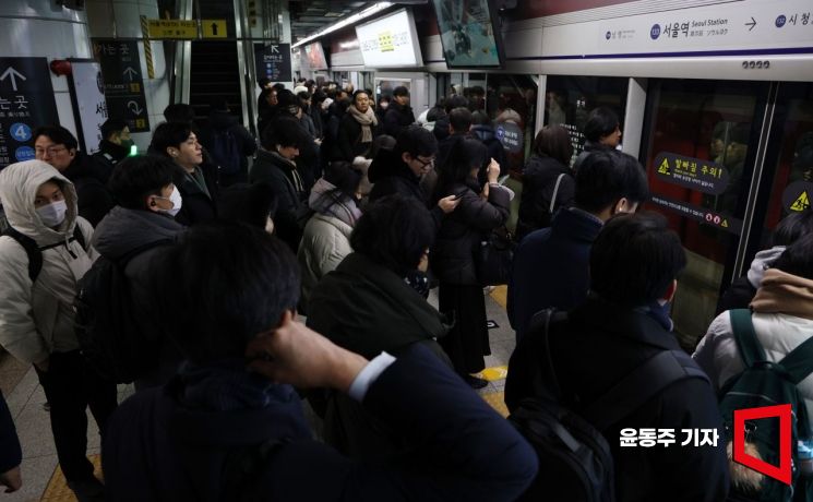 서울 시내버스 파업이 이틀째 이어지고 있는 14일 서울역 지하철 승강장이 이용객들로 붐비고 있다. 2026.01.14 윤동주 기자
