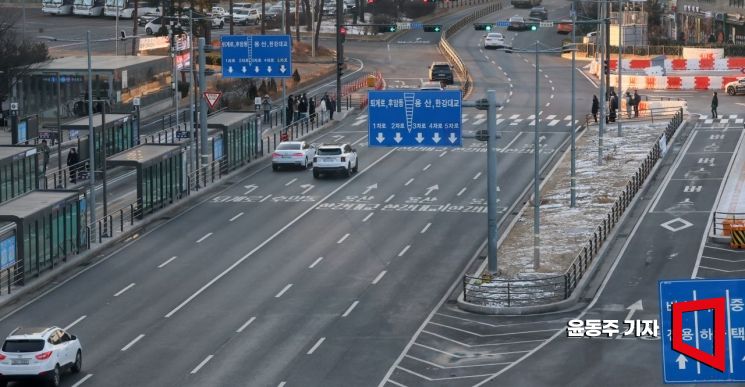 서울 시내버스 파업이 이틀째 이어지고 있는 14일 서울역 버스 승강장이 한산한 모습을 보여주고 있다. 2026.01.14 윤동주 기자