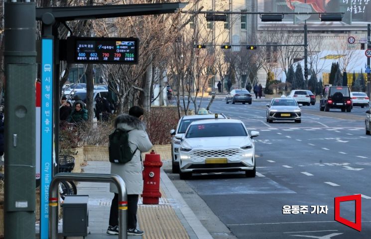 [포토] 버스 정류장에서 승객 기다리는 택시들