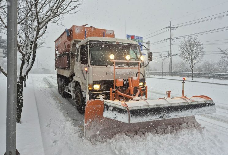 영주시, 대설·한파 겹치자 전 행정력 투입 ‘총력 제설’