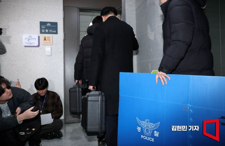 [포토] 경찰, '공천헌금 묵인·수수 의혹' 김병기 전방위 압수수색