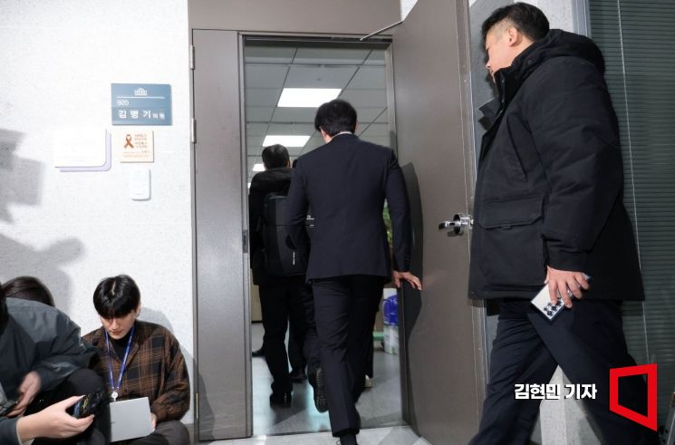 경찰, '공천헌금 의혹' 김병기 부부 등 5명 출국금지