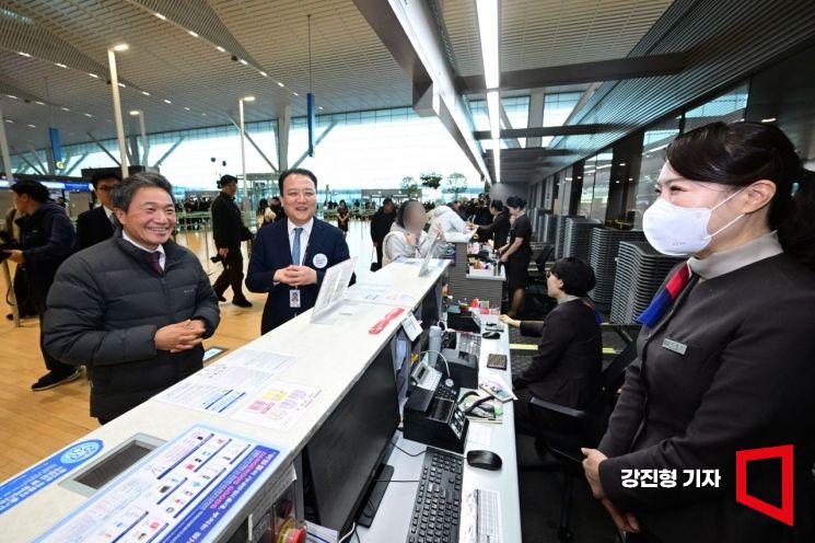 [포토] 인천공항 제2여객터미널 아시아나항공 카운터 찾은 이학재 사장