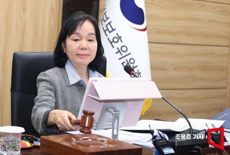 [포토] 의사봉 두드리는 송경희 위원장