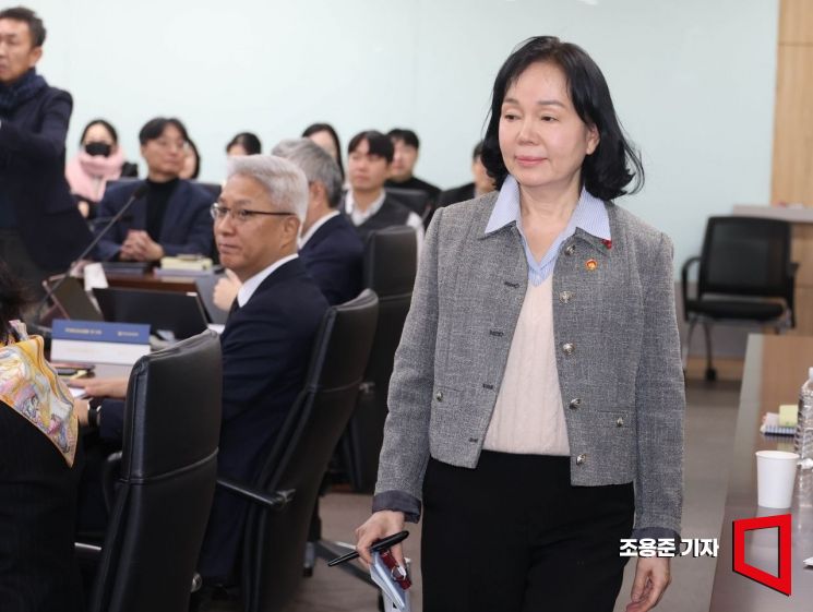 [포토] 개인정보위 제1회 전체회의 참석하는 송경희 위원장