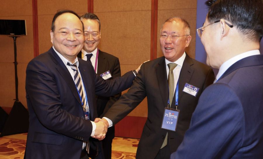 Hyundai Motor Group Chairman Chung Euisun is conversing with CATL Chairman Zeng Yuqun at the Korea-China Business Forum held on the 5th at Tsinghua University in Beijing, China. Photo by Yonhap News