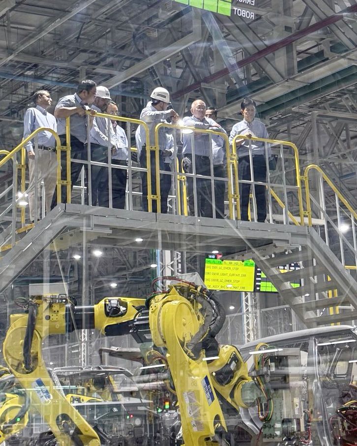 Hyundai Motor Group Chairman Chung Euisun is inspecting the production line together with the executives and employees of Hyundai Motor India's Pune plant. Provided by Hyundai Motor Group