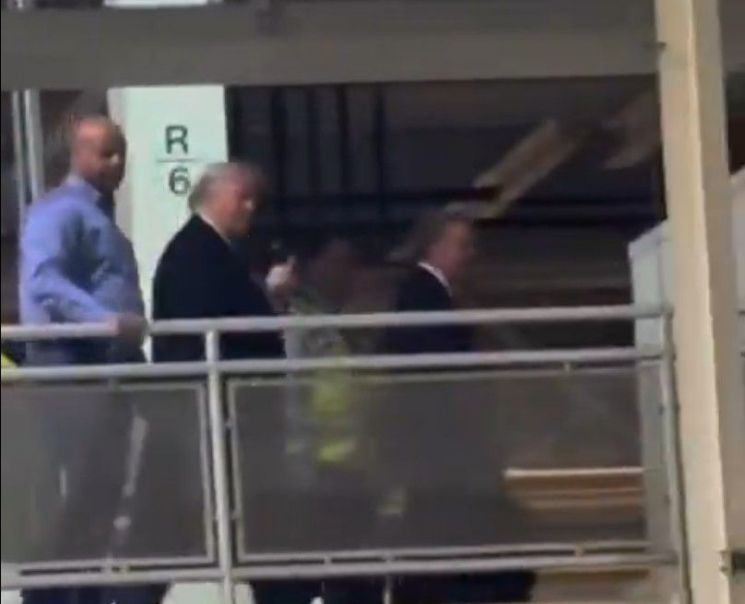 포드 공장 찾은 트럼프 '손가락 욕' 논란…"현장 야유에 발끈"