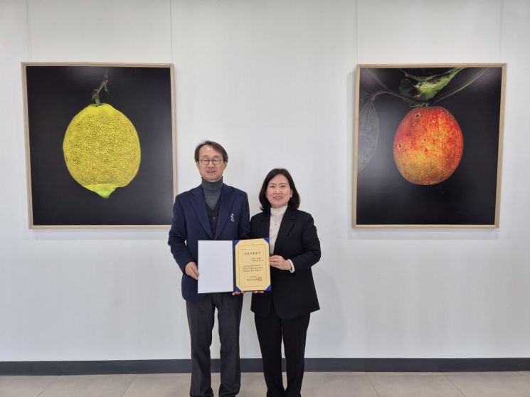 김종한 전 대구시 행정부시장, 과일 작품 사진 11점 대구도서관에 기증