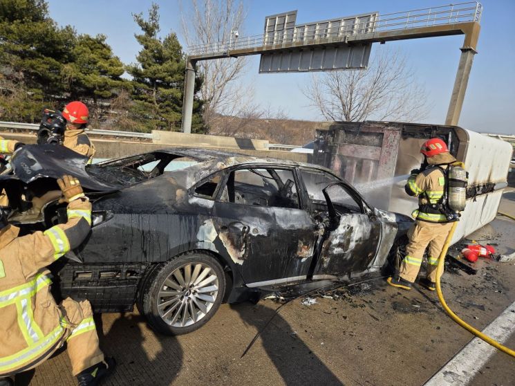 창원 남해고속도로서 차량 3대 추돌 후 화재 … 6명 경상