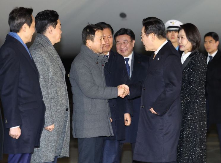 방일 마친 李대통령 귀국…15일 UAE 행정청장 접견 