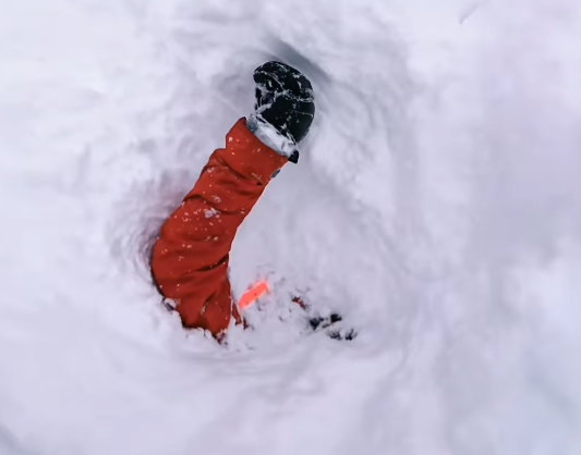 "눈 속에 저거 뭐지?" '쑥' 튀어나온 발…알프스서 극적 구조