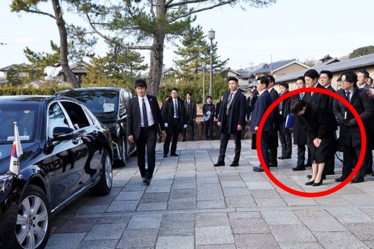 李 대통령에 폴더인사한 다카이치 총리…中 언론, 평가절하·진정성 의심