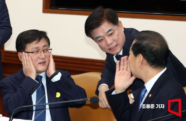 [포토] 대화하는 구윤철 부총리, 김병욱 정무비서관, 김성환 장관