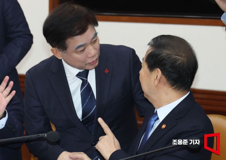 [포토] 구윤철 부총리와 대화하는 김병욱 청와대 정무비서관