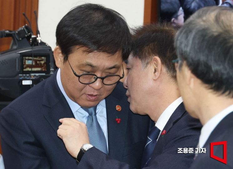 [포토] 귓속말 하는 김병욱 청와대 정무비서관과 최휘영 장관