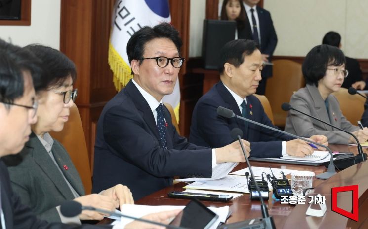 金총리 "규제 79건 우선 개선…기업 부담 낮추겠다"