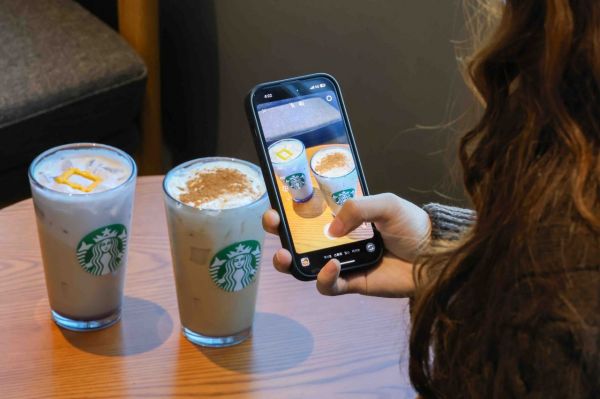 '프렌즈' 효과 톡톡…스타벅스 컬래버 음료, 출시 2주 만에 100만잔 판매