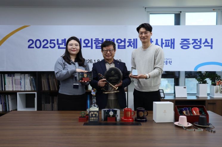 국가유산진흥원, '갓잔·와인마개' 흥행 이끈 제작사에 감사패