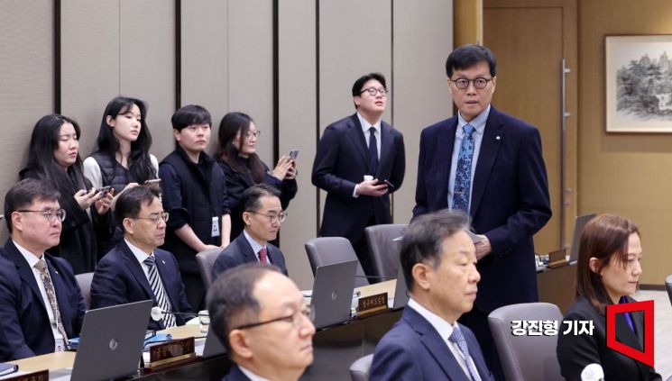 [포토] 회의실 들어서는 이창용 한국은행 총재