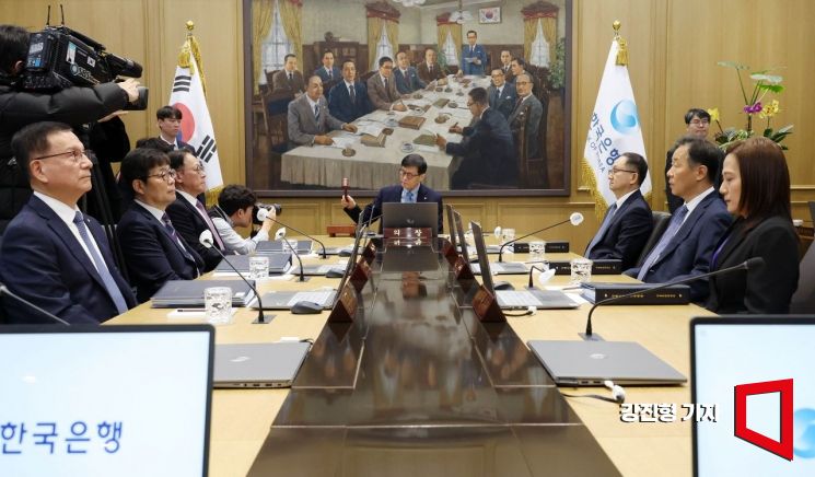 1월 기준금리 왜 '만장일치 동결'했나 보니…"높은 환율·집값 기대심리"