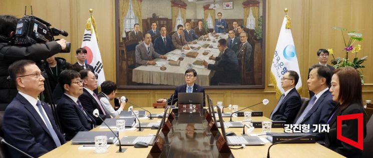 [포토] 금융통화위원회 본회의 주재하는 이창용 한국은행 총재