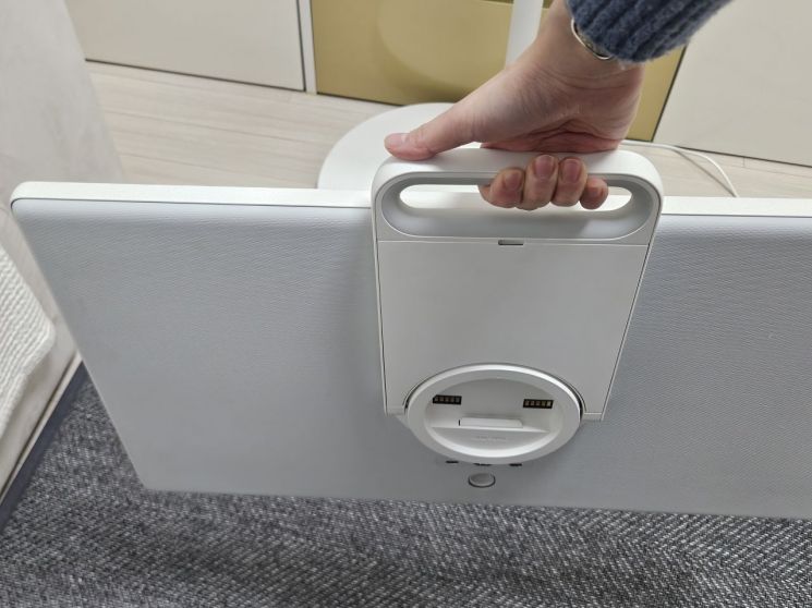 [마니아]방에서 캠핑장까지, 어디든 들고 다니는 TV…'더 무빙스타일' 써보니