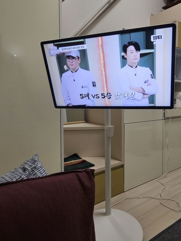 [마니아]방에서 캠핑장까지, 어디든 들고 다니는 TV…'더 무빙스타일' 써보니