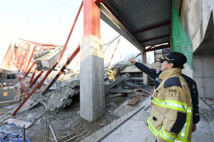 광주 대표도서관 붕괴 수사 속도…공무원 등 22명 입건