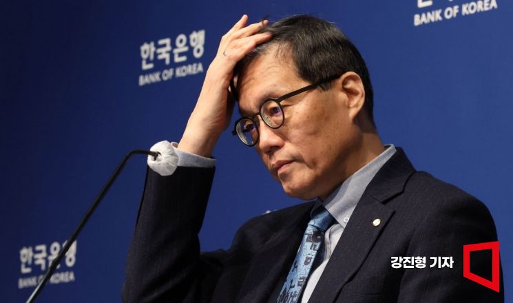 [포토] 취재진 질문 받는 이창용 한국은행 총재