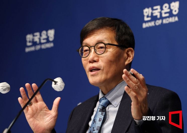 [포토] 금통위 마친 뒤 기자간담회하는 이창용 한국은행 총재