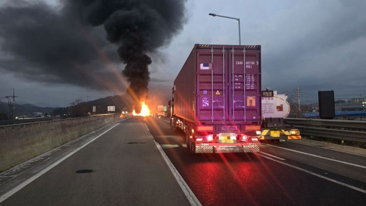 통영대전고속도로서 트레일러, 가드레일·중앙분리대 충돌 후 화재