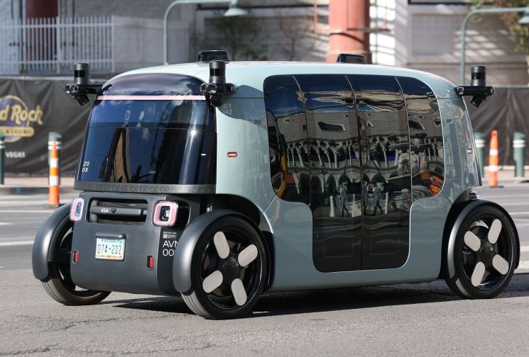 앞뒤도 없고 운전석도 핸들도 없는 택시인데…"4시간 기다려 탔어요" 인기