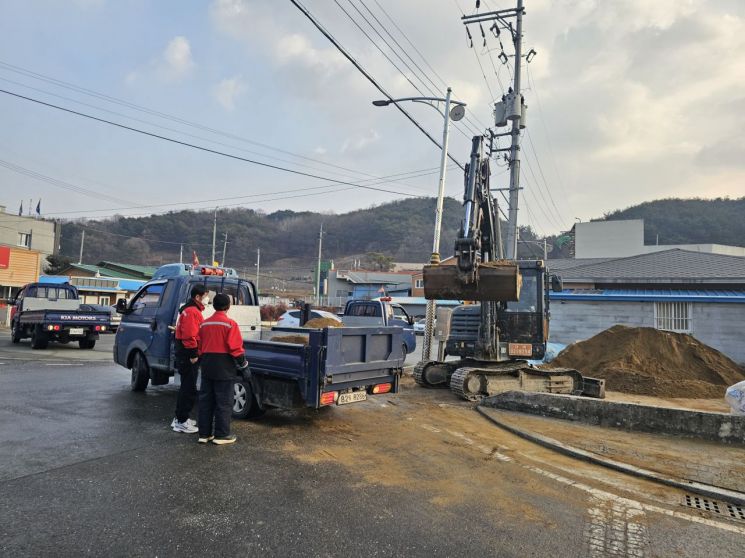 성주군 수륜면, '새벽을 여는 제설 작전'…빙판길 안전사고 원천 차단